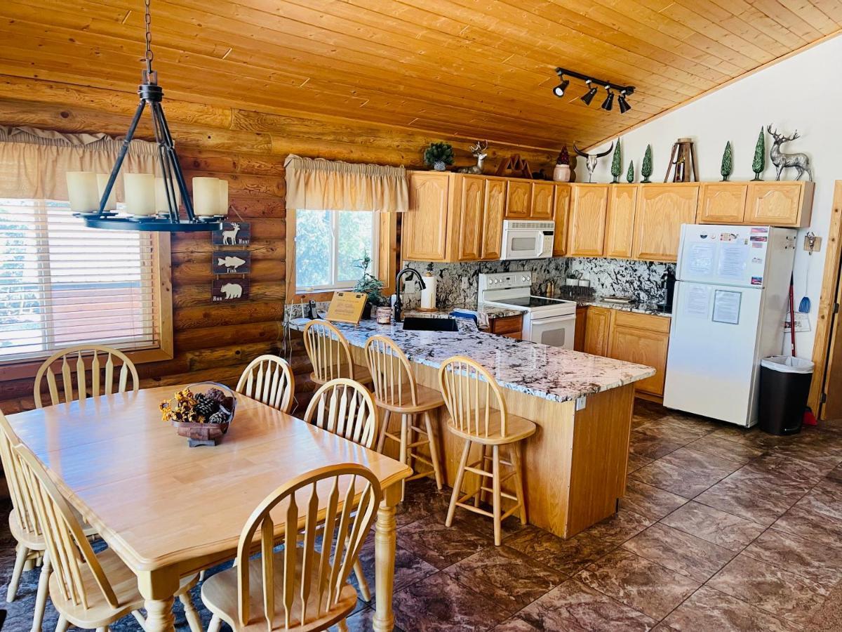 Adventure Awaits 3King Bed,2Bath Log Cabin In Heart Of Duck Creek Village! Bagian luar foto