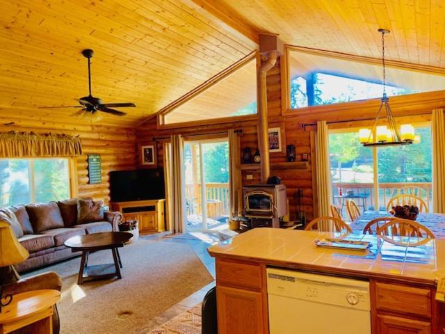 Adventure Awaits 3King Bed,2Bath Log Cabin In Heart Of Duck Creek Village! Bagian luar foto