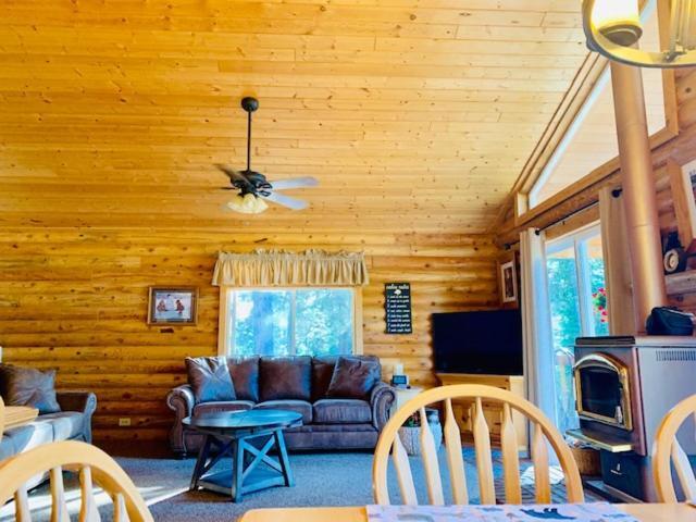 Adventure Awaits 3King Bed,2Bath Log Cabin In Heart Of Duck Creek Village! Bagian luar foto
