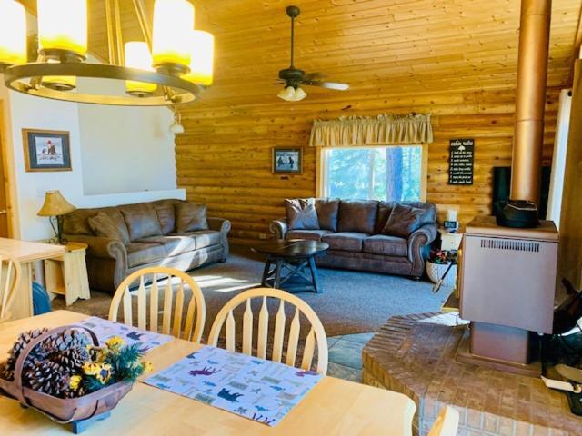 Adventure Awaits 3King Bed,2Bath Log Cabin In Heart Of Duck Creek Village! Bagian luar foto